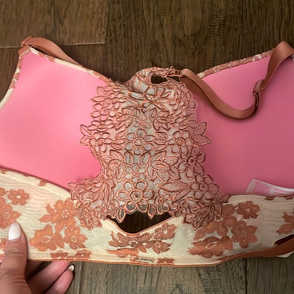 Floral Lace Bra with front clasp - Picture 4 of 6